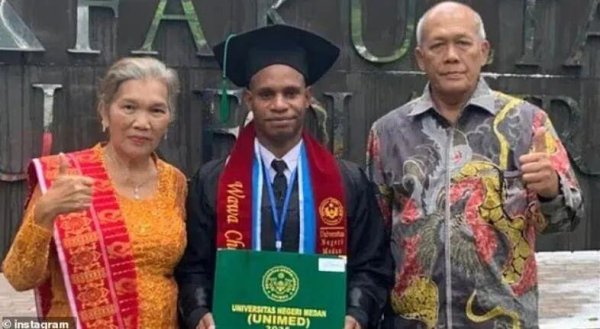 配资开户门户导航 食人族小孩父母意外去世，族人却要吃他？！逃走20年后，他大学毕业了...